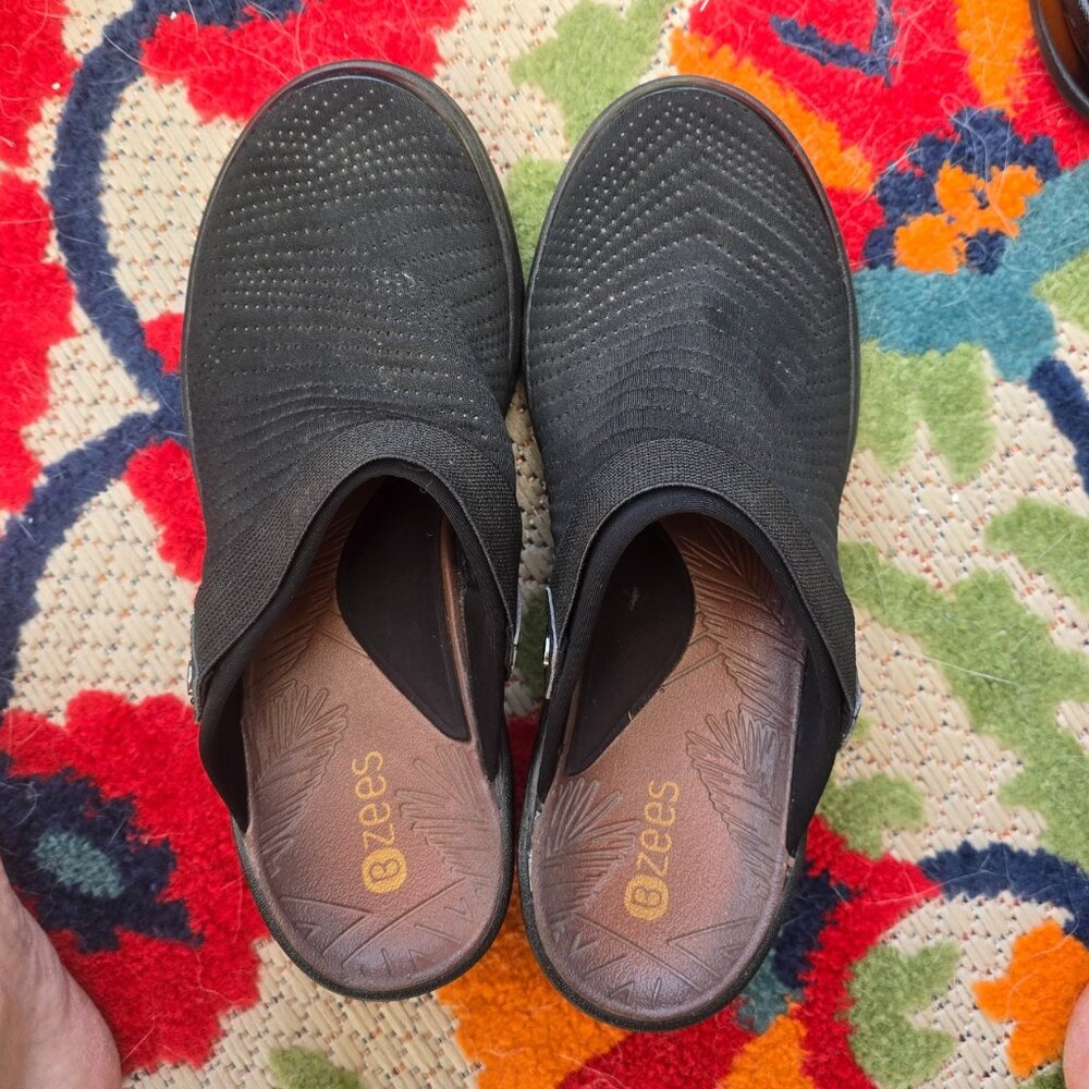 Never Worn BZees Kitty Clogs